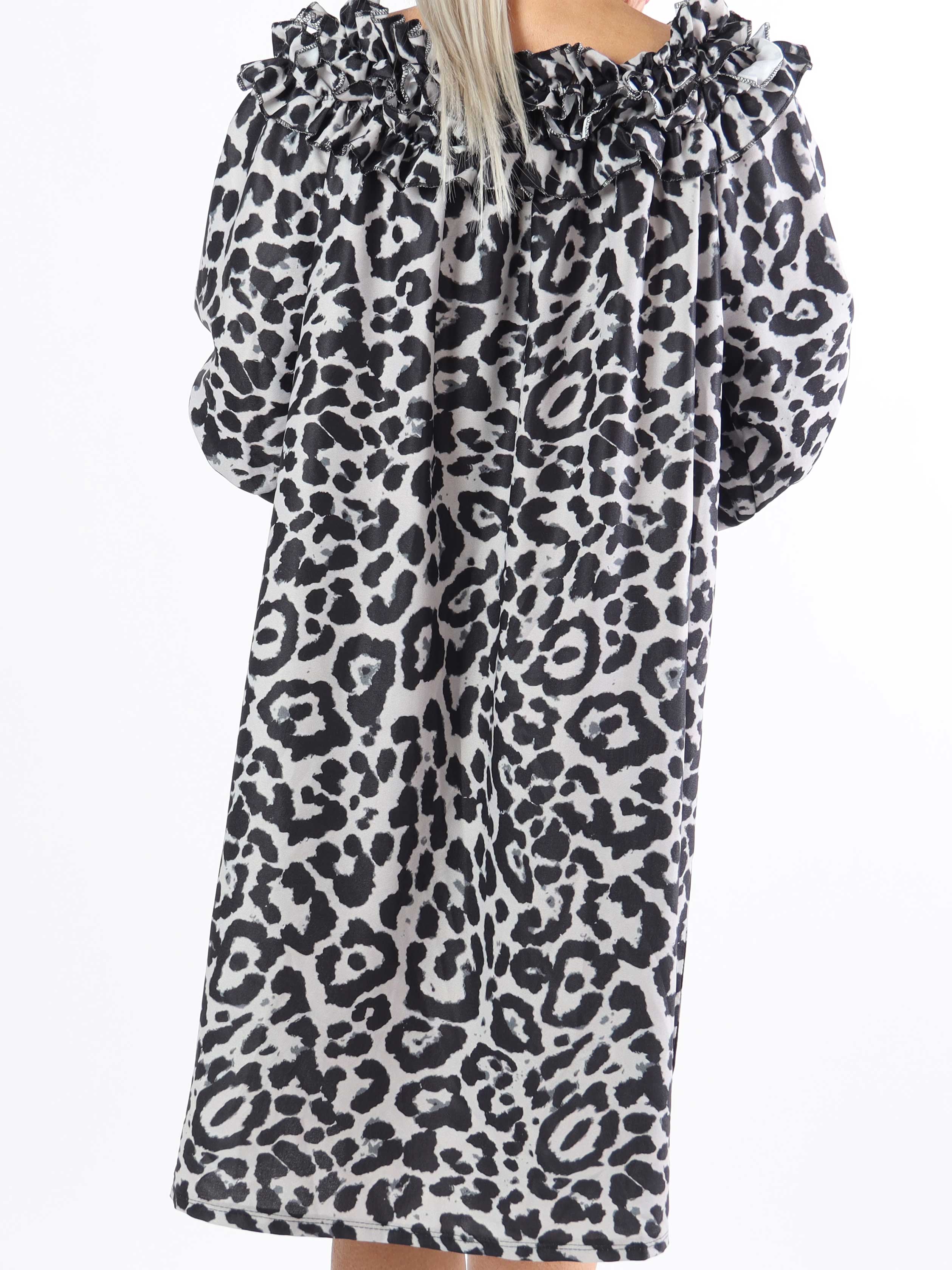 Chili Leo Dress - Leopardmönstrad klänning i plus size med volangringning